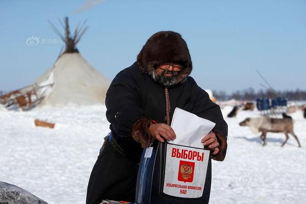 希望沒(méi)事！李炎哲卡位搶籃板被撞到膝蓋 被攙扶下場(chǎng)